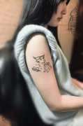 美女手臂牛纹身作品由武汉女纹身师打造