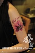 女性胳膊粉红色玫瑰花纹身图案