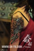 女性胳膊蓝麒麟纹身图案