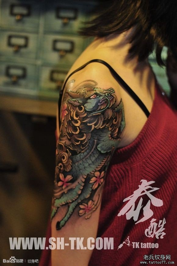 女性胳膊蓝麒麟纹身图案