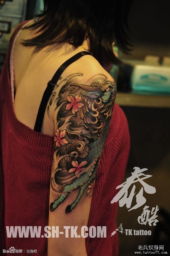 女性胳膊蓝色麒麟（2）纹身图案