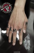 武汉老兵纹身店疯子打造的手指字母纹身作品