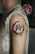 大臂图腾月亮文字纹身作品