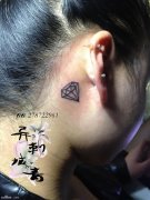 女性耳部小清新钻石纹身图案