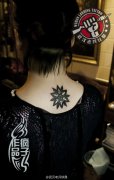 颈部图腾雪花纹身作品由武汉老兵纹身店打造