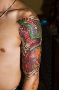 大臂凤凰鲤鱼相结合的纹身作品及寓意遮盖旧纹身