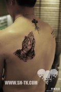 男人背部佛手十字架纹身图案