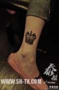 女性脚部个性皇冠纹身图案