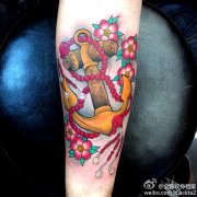 武汉最好的纹身店推荐一款手臂彩色船锚纹身图案