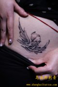 女性腹部天使翅膀纹身图案