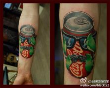 一款手臂个性可乐瓶纹身图案由武汉纹身馆推荐