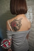 武汉老兵纹身店疯子打造的后背骷髅玫瑰纹身作品一个月后恢复效果