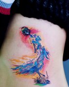 女性侧腰彩色个性纹身图案由武汉纹身店推荐