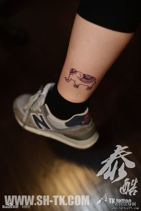一款脚部可爱小象纹身图案