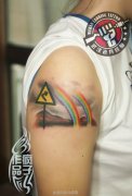 顾客纹的是在四川玩耍的时候看到的风景彩虹纹身作品