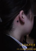 女性耳部小清新五角星纹身图案