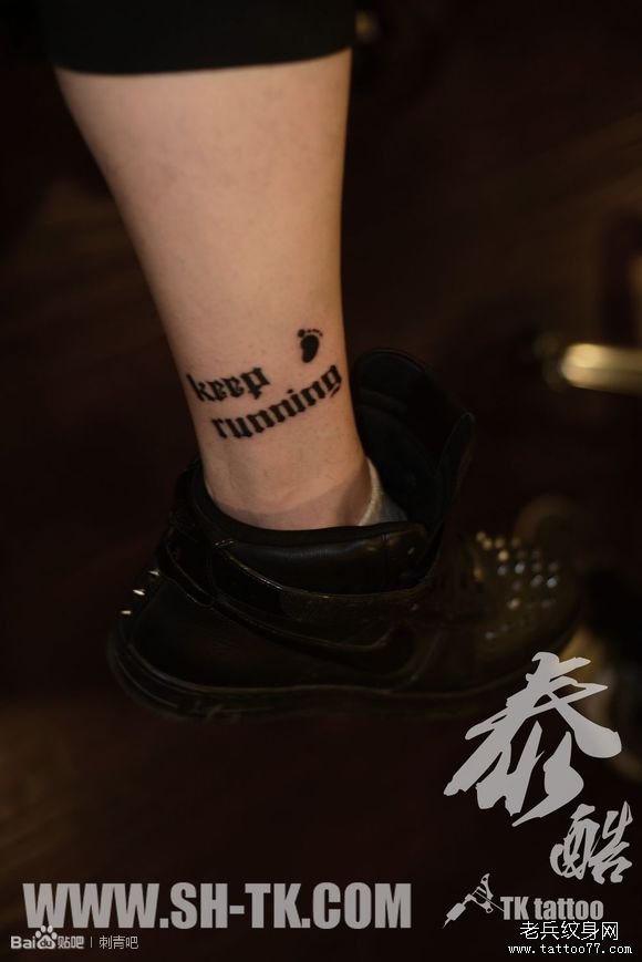 脚部个性英文字母纹身图案