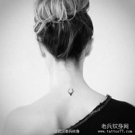 女性颈部小清新纹身图案由武汉纹身店推荐