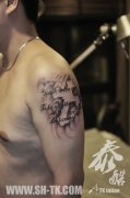 男人胳膊十字架英文字母纹身图案
