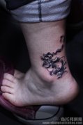女性脚部个性花腾纹身图案