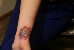 武汉纹身店推荐一款手腕Kitty猫纹身图案