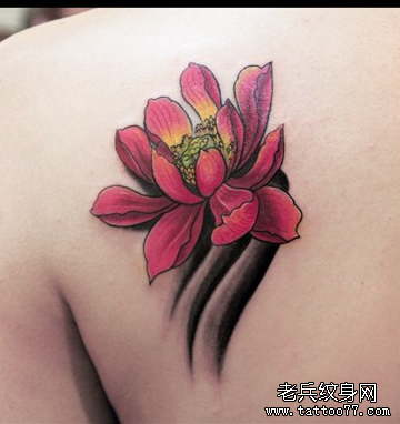 女性肩背彩色莲花纹身图案由武汉纹身店推荐