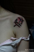 女性胳膊个性骷髅头纹身图案