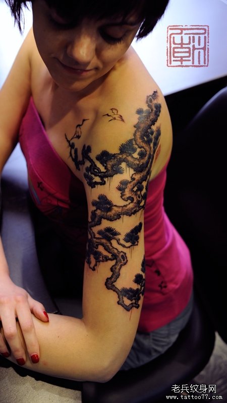 女性胳膊好看的松树纹身图案