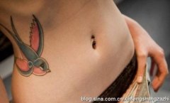女性腰部彩色燕子纹身图案由武汉纹身店推荐