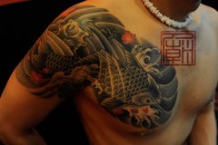 男人胸部经典半胛锂鱼纹身图案