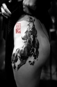 女性臀部诱人的奔马纹身图案