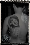 后背女友肖像及忏悔书纹身作品