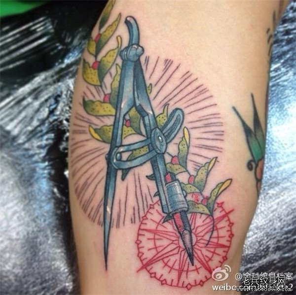 手臂圆规纹身图案由武汉纹身店推荐