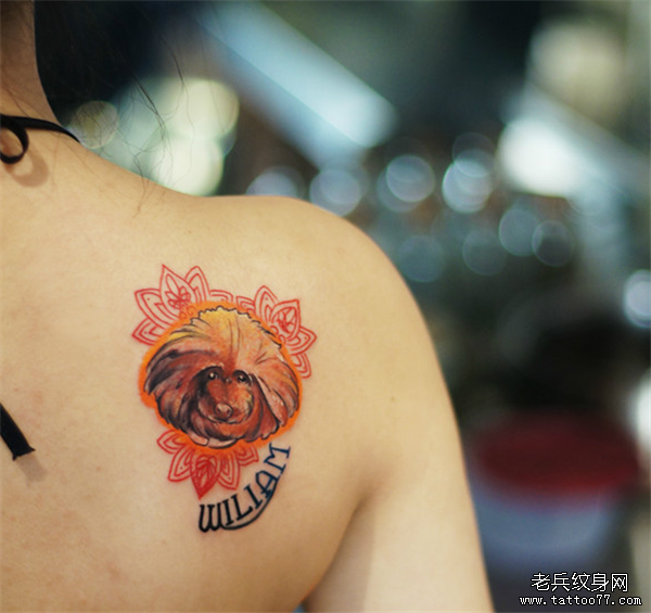 女性背部彩色狗狗纹身图案由武汉纹身店推荐