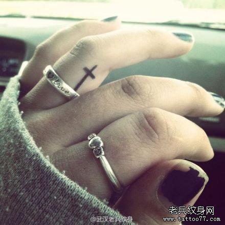小清新手指十字架纹身图案由武汉纹身店推荐