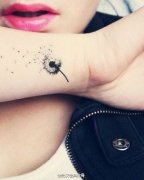 女性小清新手腕蒲公英纹身图案由武汉纹身店推荐