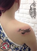 一款适合女孩子的可爱翅膀字母纹身作品