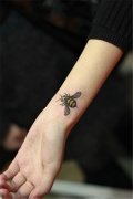 手腕小清新蜜蜂纹身图案由武汉纹身店推荐
