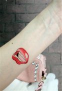 女性手腕手臂红唇纹身图案由武汉纹身店推荐