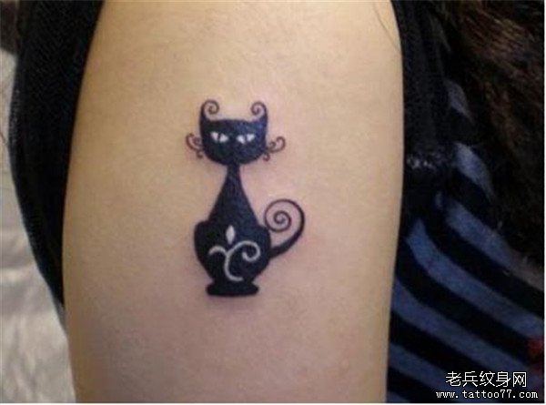 手臂小清新猫咪纹身图案由武汉纹身馆推荐