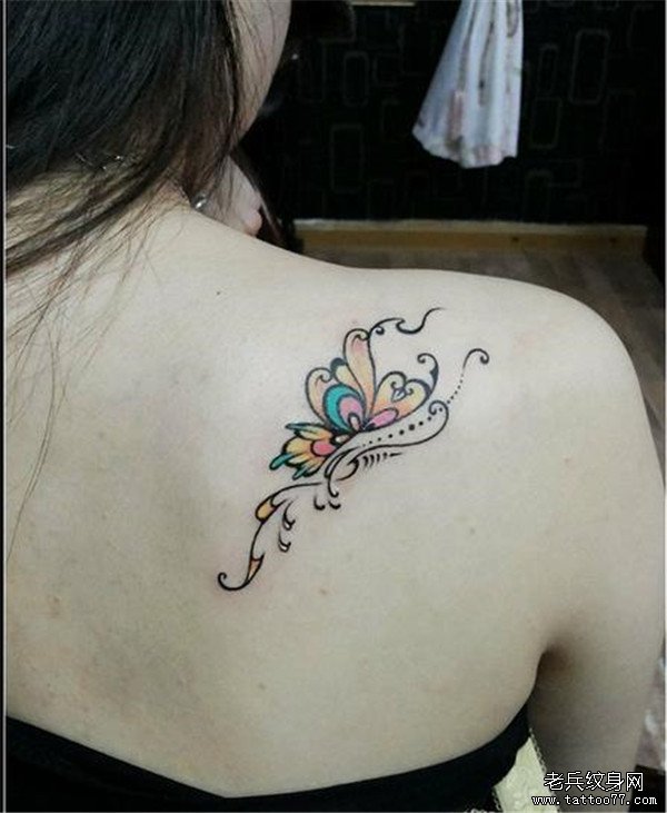 女性肩背彩色蝴蝶纹身图案由武汉纹身店推荐