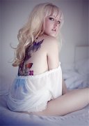女性背部彩色纹身图案由武汉最好的纹身店推荐