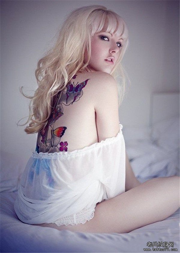女性背部彩色纹身图案由武汉最好的纹身店推荐