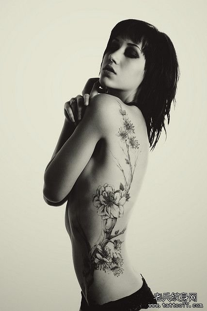 武汉纹身店推荐一款女性腰部花纹身图案
