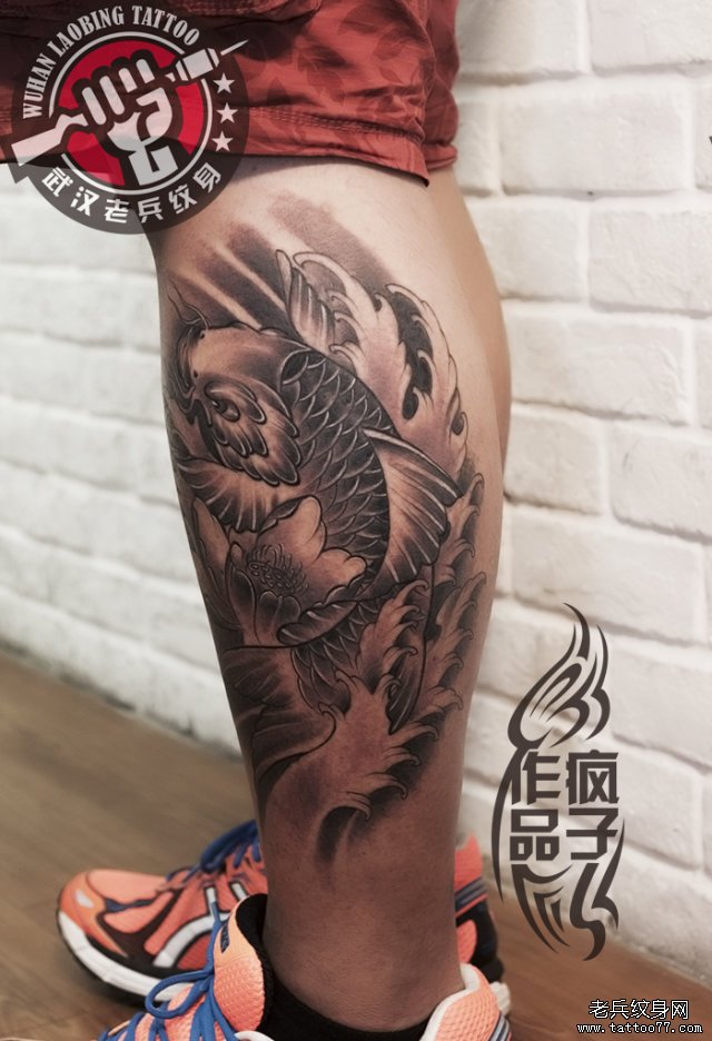 小腿部黑灰鲤鱼莲花纹身作品由武汉最好的纹身店打造