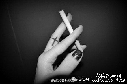 武汉最好的纹身店推荐一款手指十字架纹身图案
