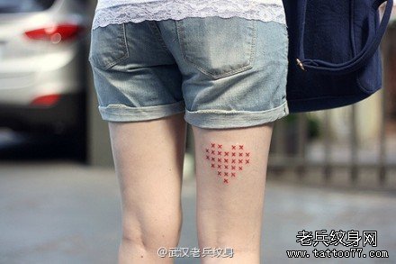 腿部红色桃心纹身图案由武汉纹身店推荐