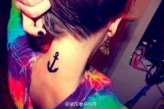 女性颈部船锚纹身图案由武汉纹身店推荐