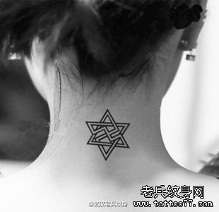 武汉最好的纹身店推荐一款女性颈部六芒星纹身图案