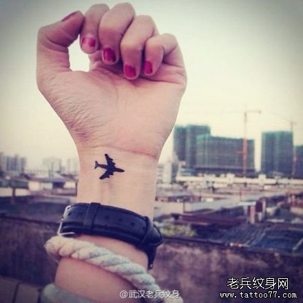 武汉纹身店推荐一款女性小清新飞机纹身图案